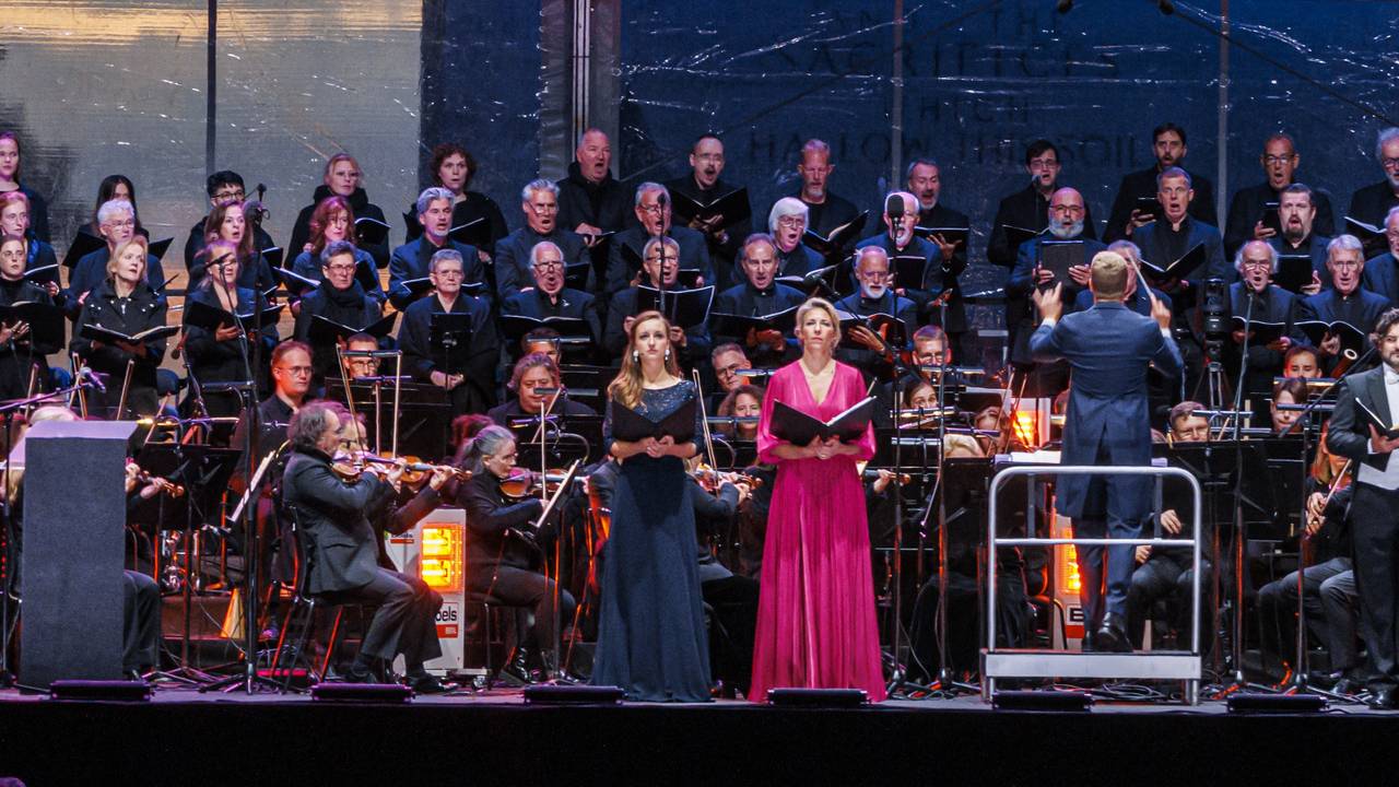 Philzuid samen met het Brabantkoor op het podium tijdens het 18de Liberation Concert vorig jaar (foto: ANP).