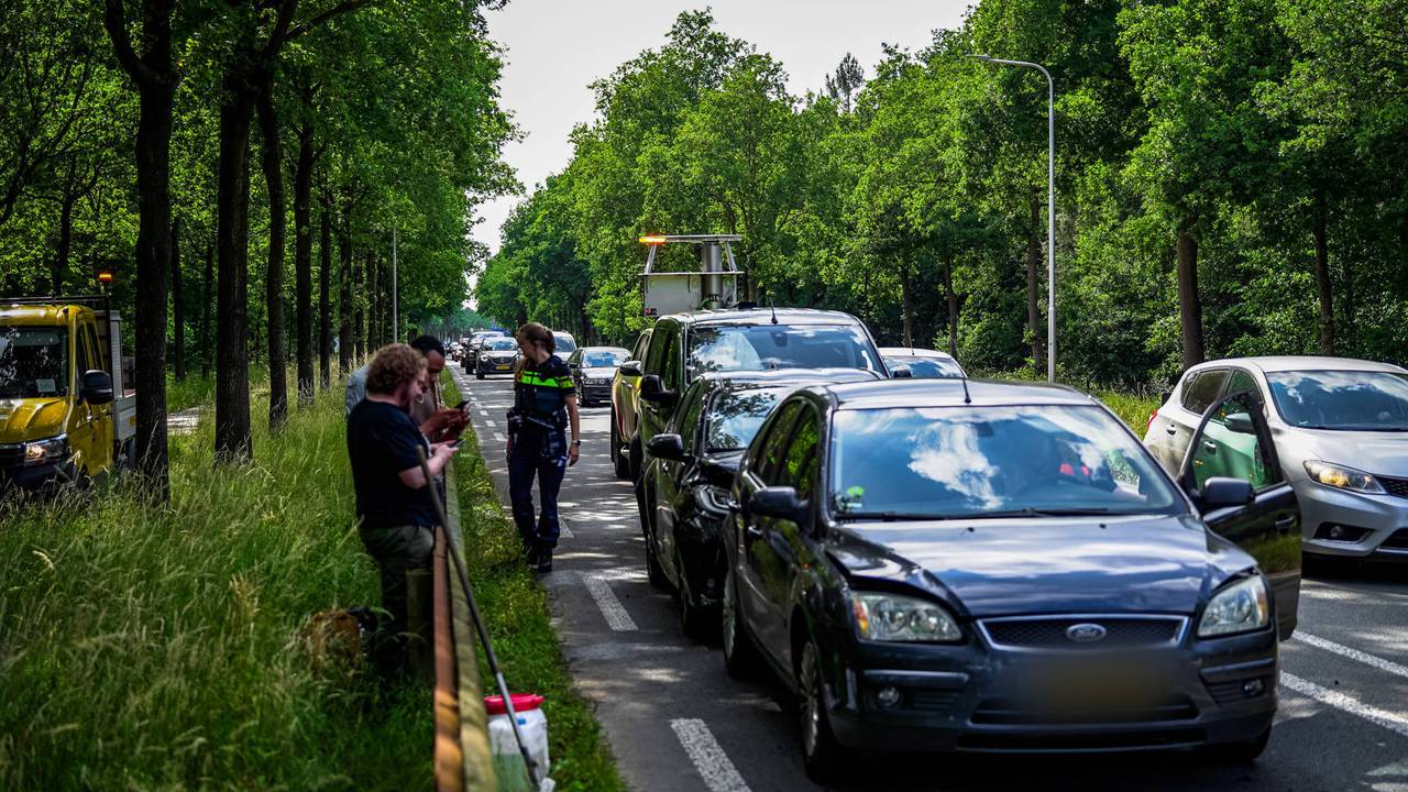 Kettingbotsing met zeven autos, weg tijdelijk afgesloten.
