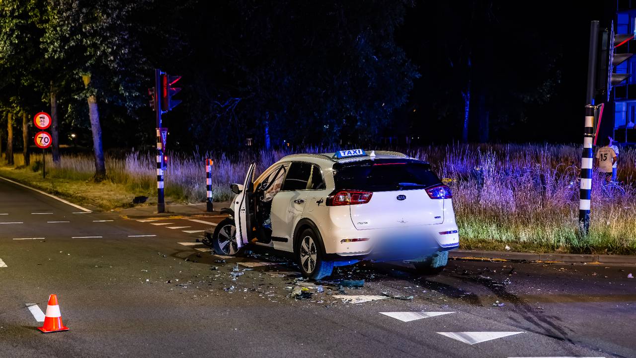 Met de gestolen taxi veroorzaakte de verdachte een ongeluk (foto: Jack Brekelmans / Eye4Images).