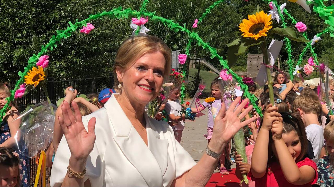 Juf Angela Kommeren van groep 1 en 2 van basisschool De Troubadour neemt feestelijk afscheid (foto: Studio040 /Thijmen Oort).