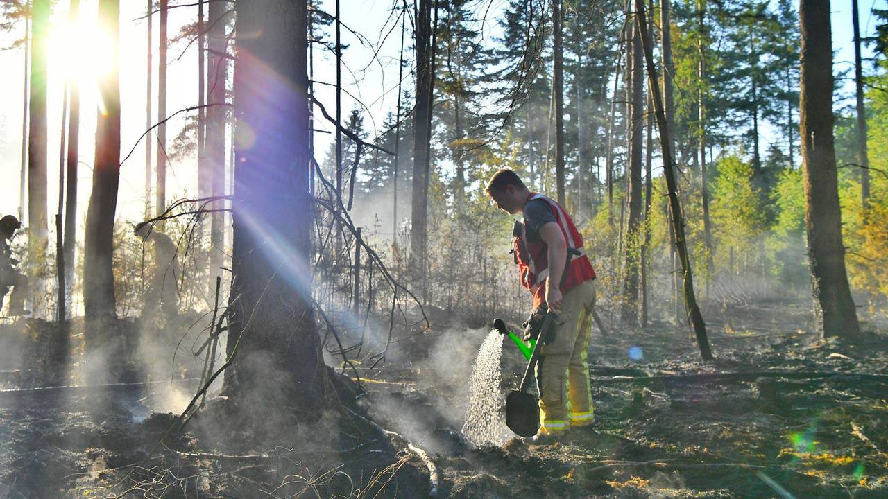 De brandweer gebruikte ook een gieter tijdens het blussen (Foto: Rico Vogels/Persbureau Heitink)