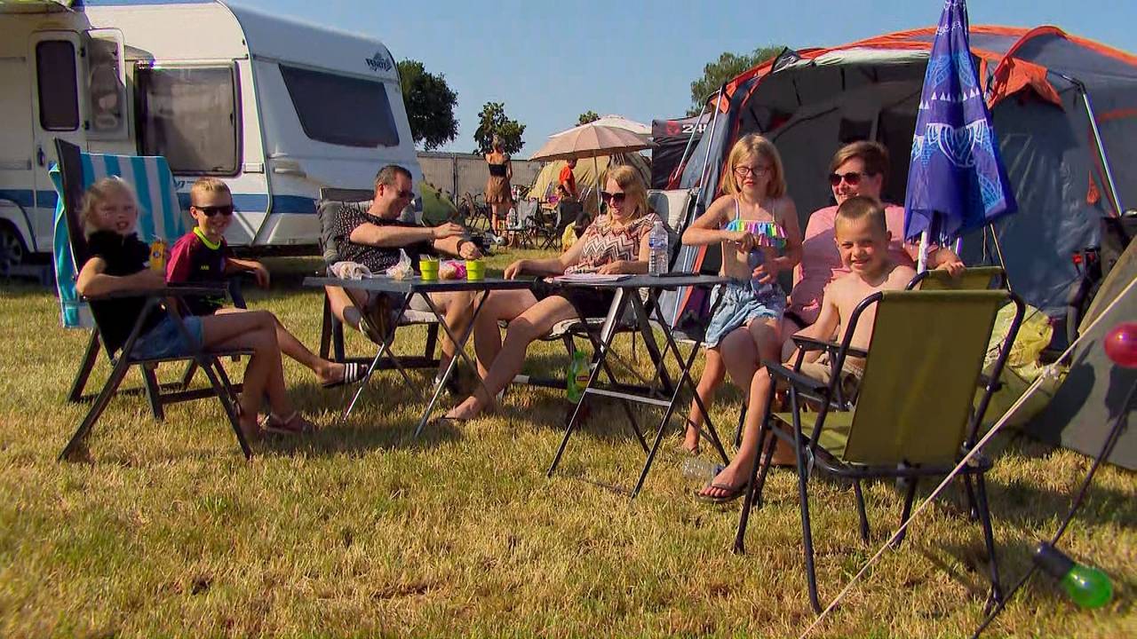 Een en al gezelligheid op de camping midden in het dorp Casteren waar iedereen elkaar kent (foto: Omroep Brabant)