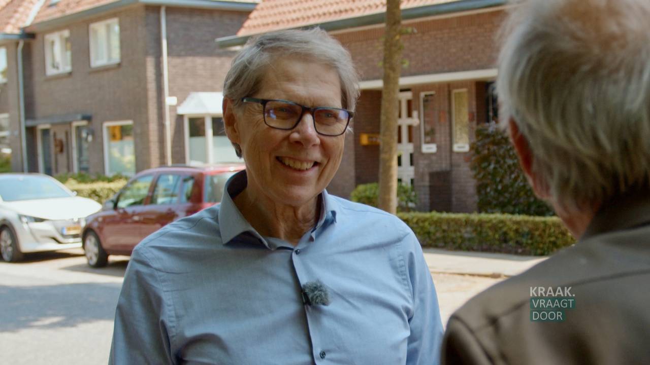 Wim Daniëls voor zijn geboortehuis in Aarle-Rixtel