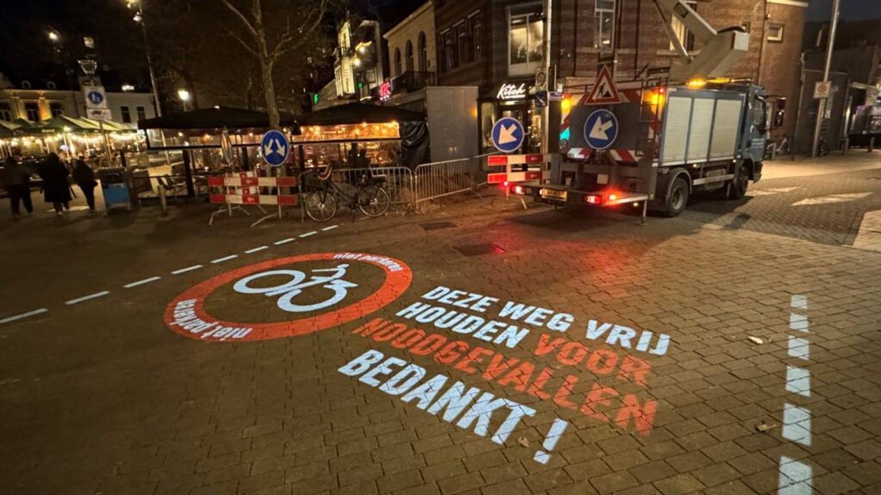 Lichtprojectie om de weg vrij te houden voor noodgevallen (foto: Gemeente Tilburg).