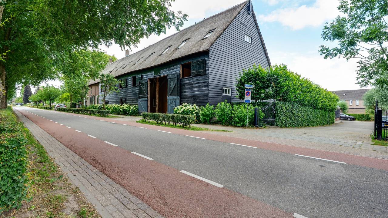 Hier sjokten koeien door de stalpoortjes, nu wonen er vier gezinnen