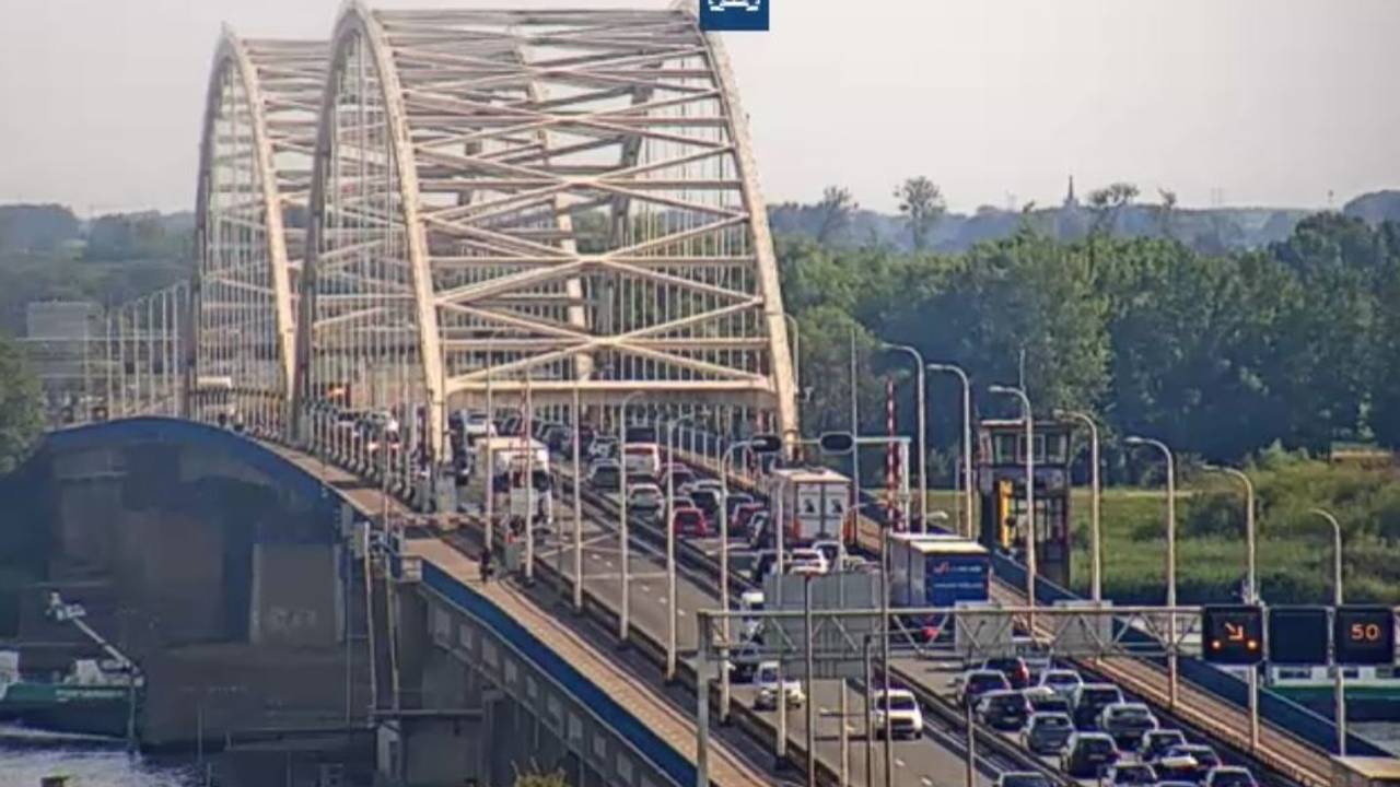Uur file op A27 door ongeluk bij Merwedebrug.