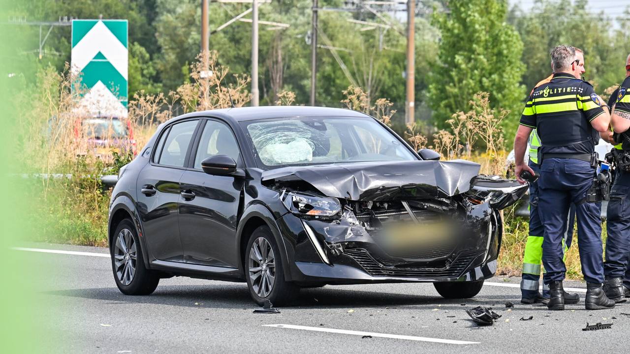Half uur vertraging op A16 na botsing tussen twee autos.