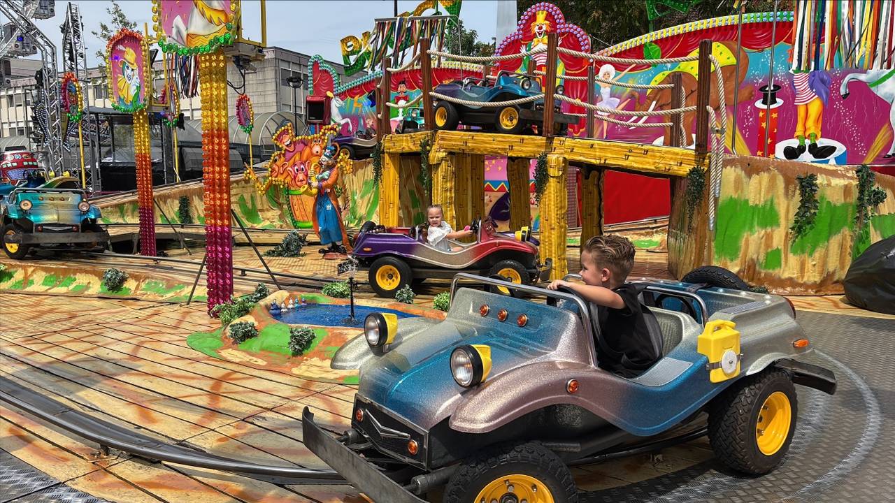 De kleintjes vermaken zichzelf al in de attracties (foto: Omroep Brabant).