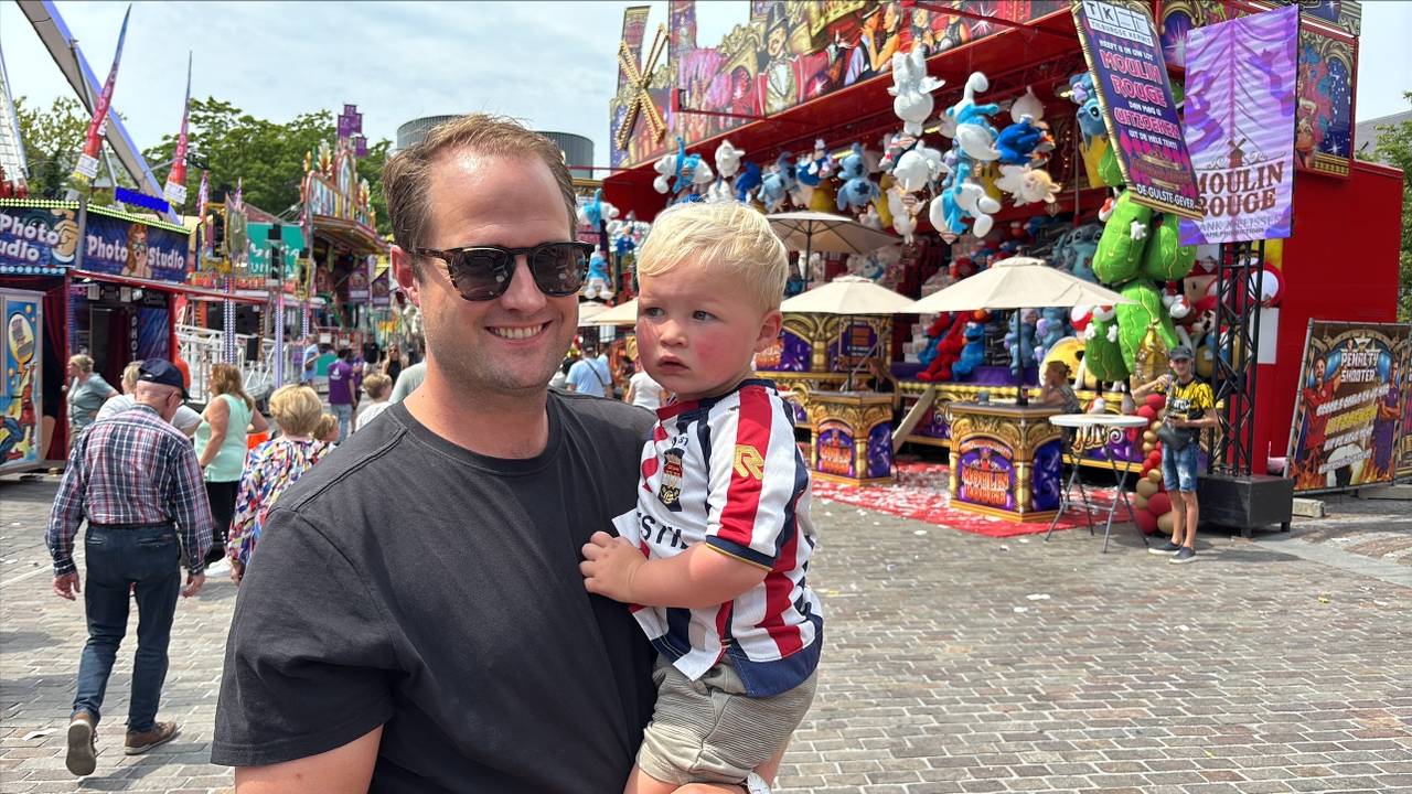 Jip en Pelle zijn al aan het genieten op de kermis (foto: Omroep Brabant).