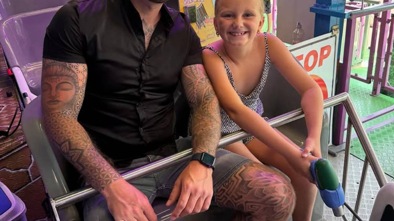 Leroy en Lola stralen in het wagentje (foto: Instagram Leroy de Rouw). 