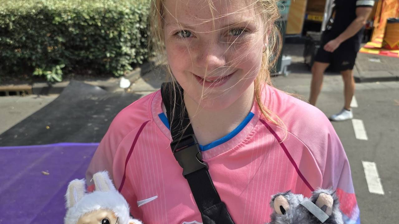 Ze is ook heel blij met haar LaBuBu-poppen (foto: Facebook Saskia van Dijk-Plugge).