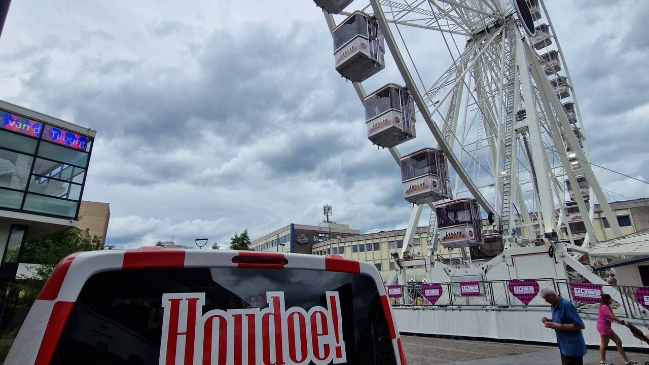 't Buske staat naast het reuzenrad.