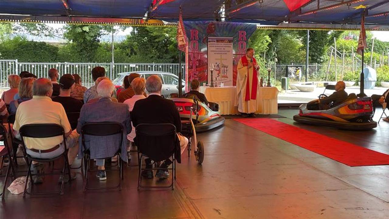De kerkdienst bij de botsauto's (foto: Manon Snoeren).
