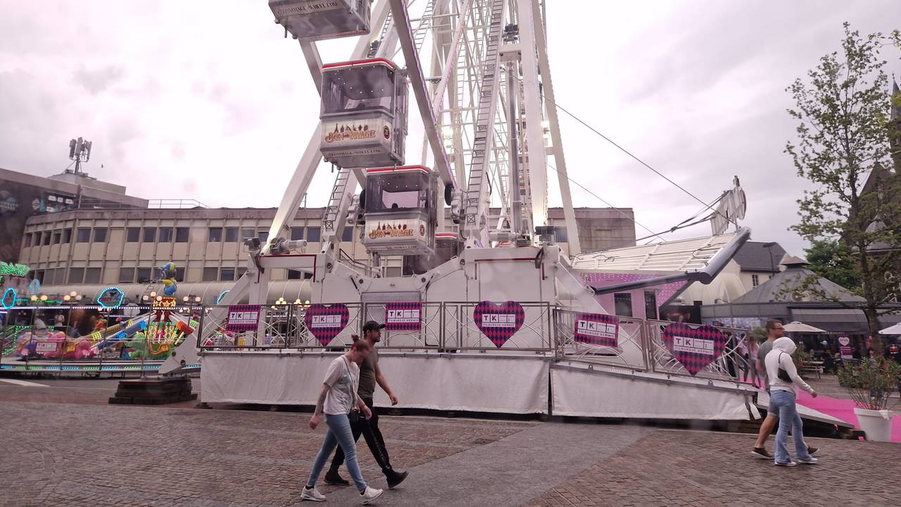 Diehards laten zich niet wegjagen door een beetje regen.