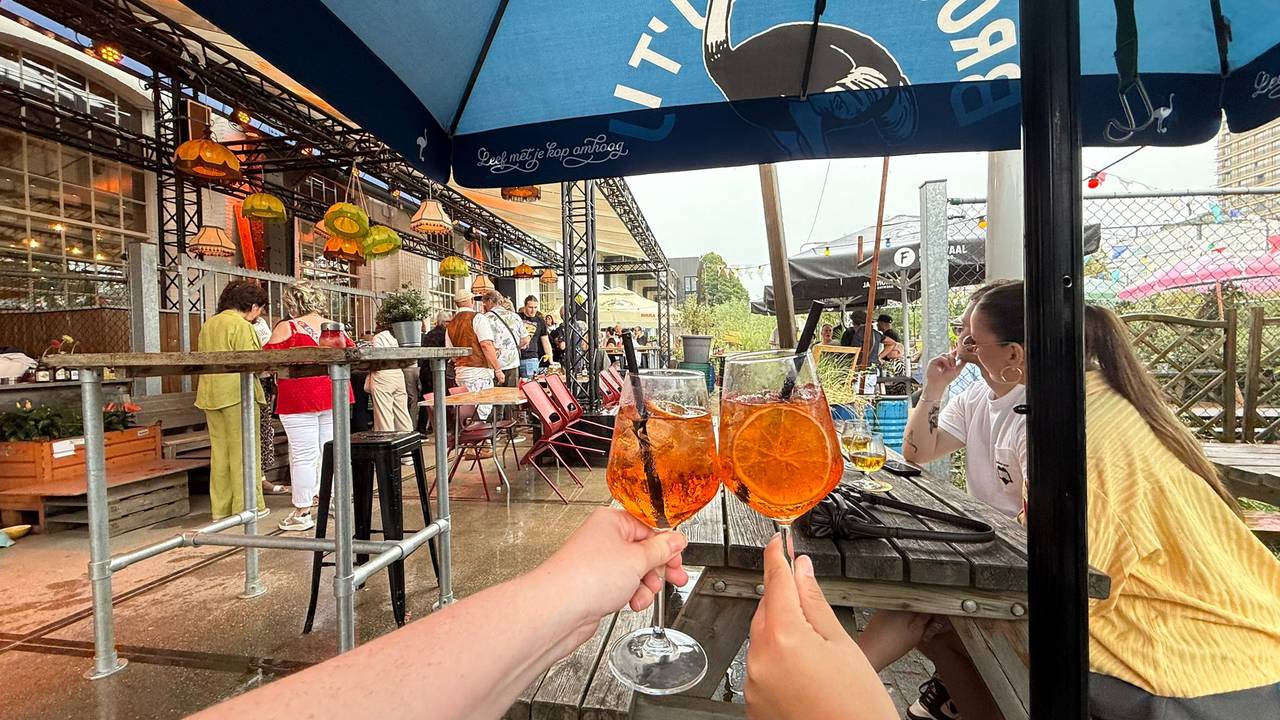 Deze mensen maken van code geel lekker code oranje (foto: Evie Hendriks).