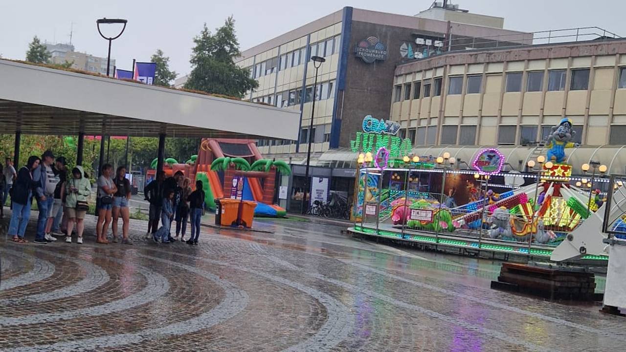 En zij hopen dat de regen snel voorbij is.