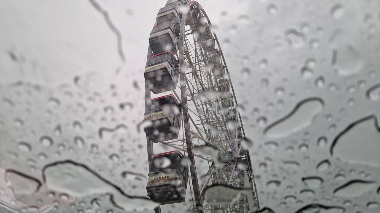 In het reuzenrad zit je hoog en droog.