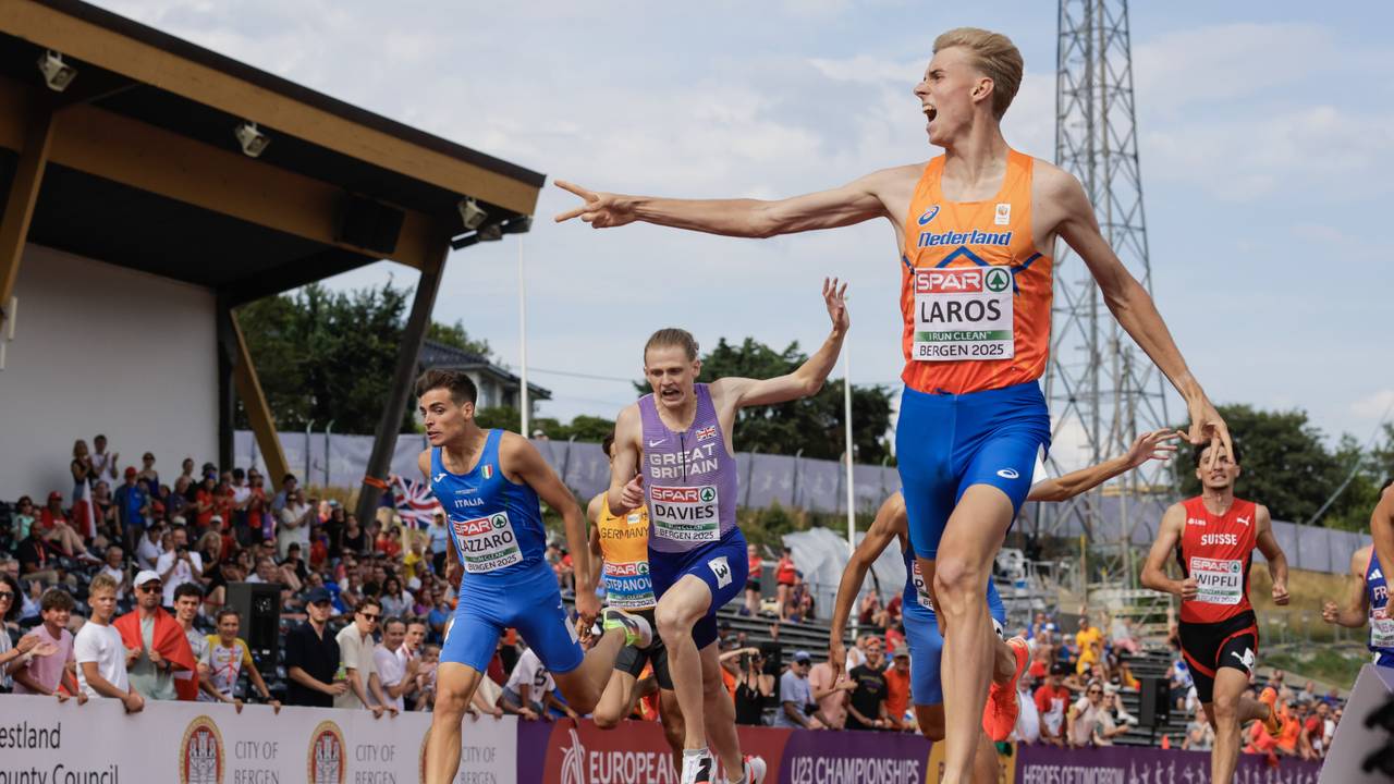 Niels Laros won ook de 800 meter. (Foto: ANP)