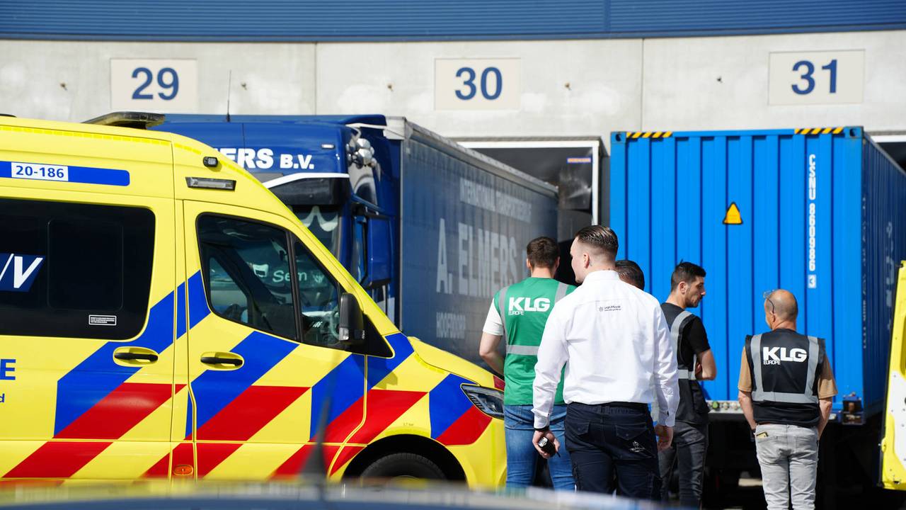 Man zwaargewond, klemgereden door vrachtwagen bij transportbedrijf