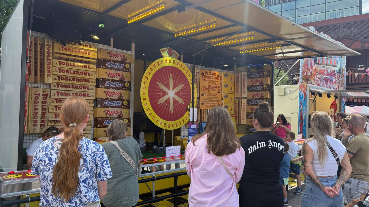 Veel mensen staan toe te kijken (foto: Omroep Brabant).