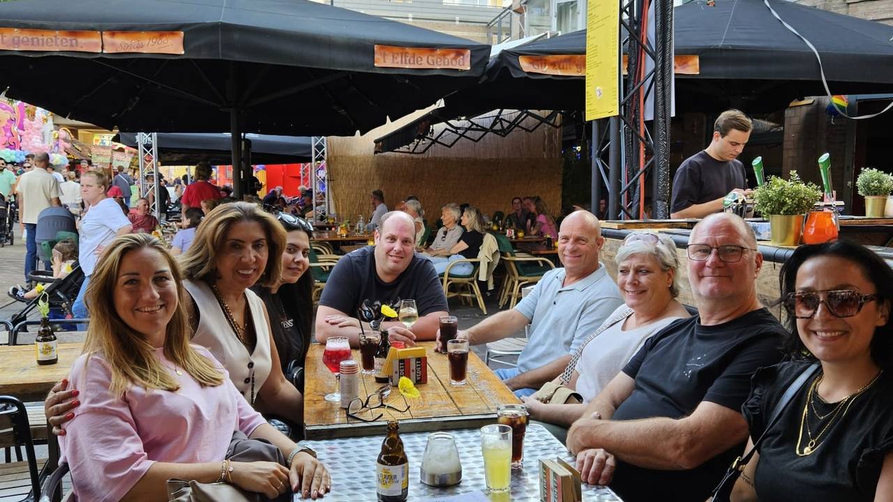 Samen het terras op telt ook als teambuilding  (foto: Facebook Andre Krooswijk).