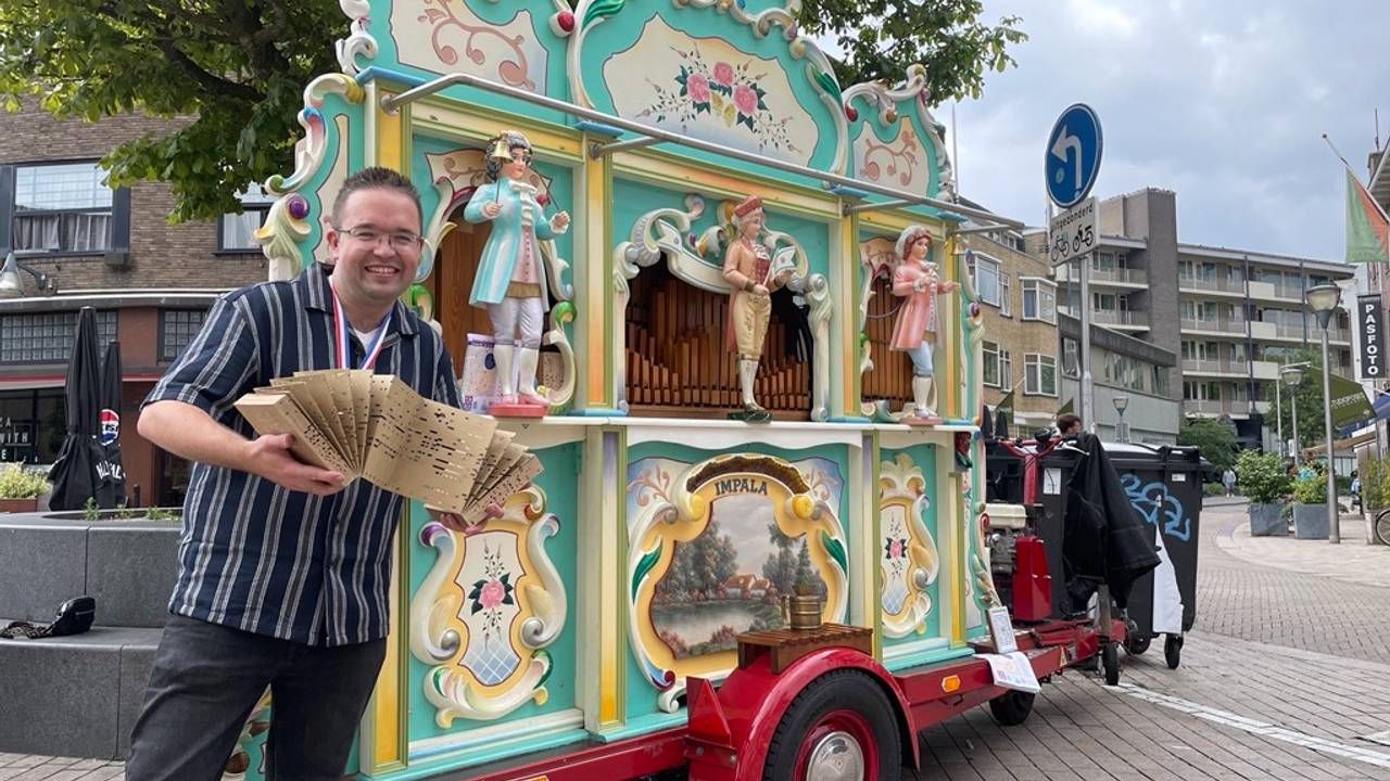 U vraagt, orgeldraaier Hendrik draait (foto: Manon Snoeren).