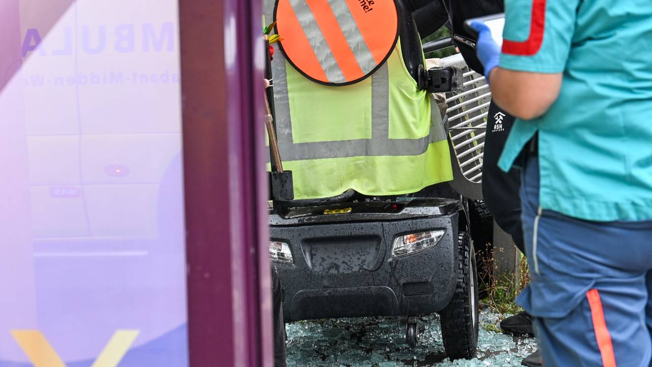 De scootmobiel omringd door glasscherven (foto: Tom van der Put/ Persbureau Heitink.)