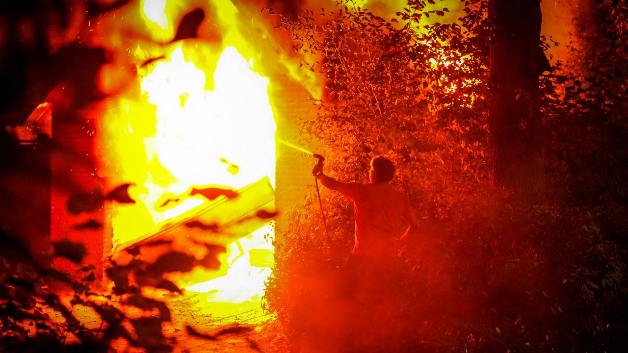 Wilfred in actie met tuinslang (foto: Persbureau Heitink).