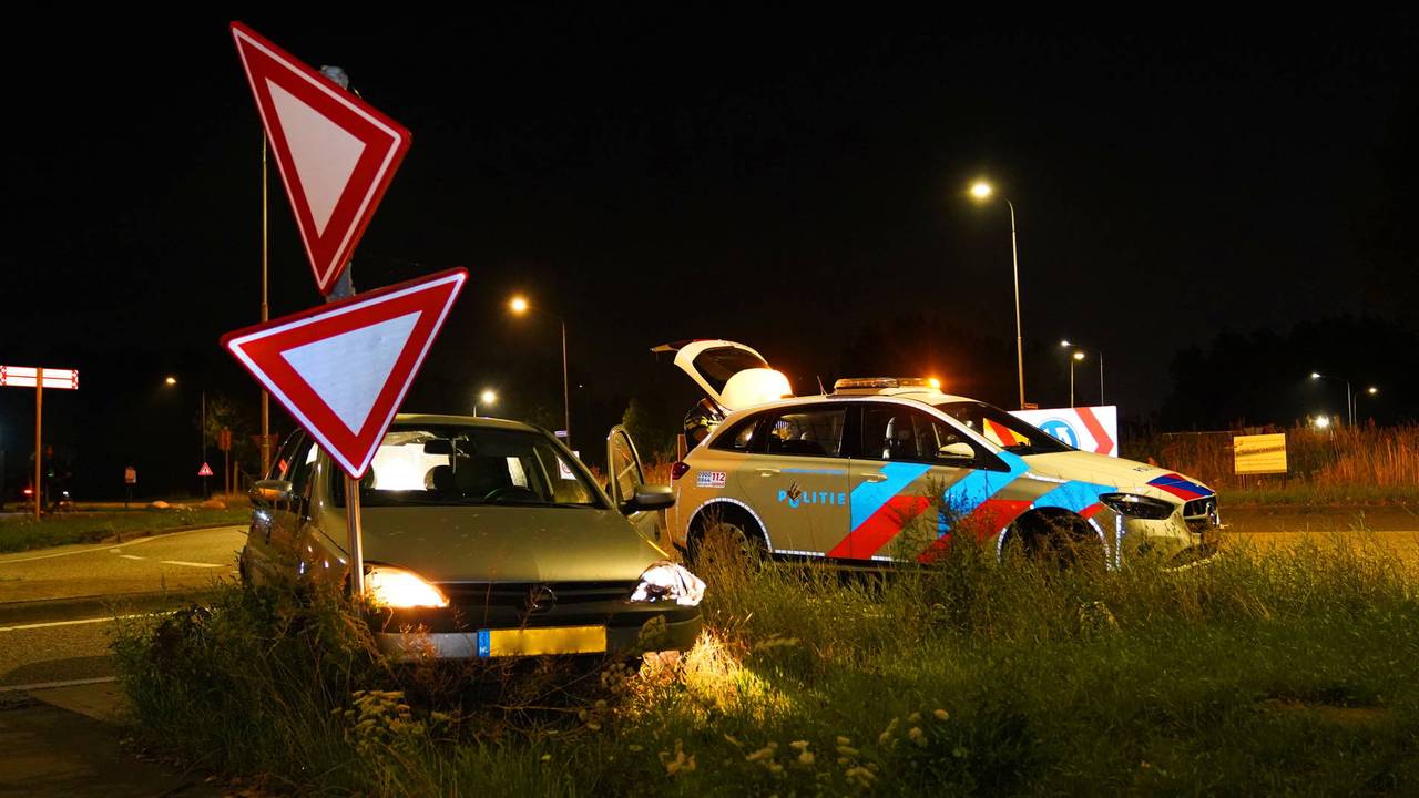 Vrouw onder invloed van drugs veroorzaakt ravage op de weg