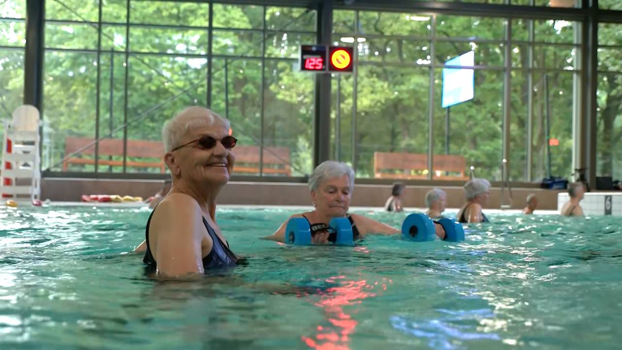 Zwemles voor zestigplussers in De Warande (foto: NOS).