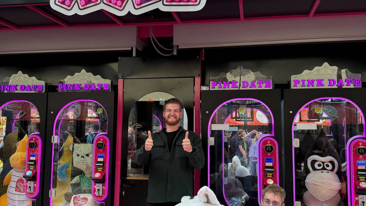 Deze mannen zijn blij met hun mega grote Labubu pop (foto: Facebook Happy Teddy& Sascha’s Pink Date).