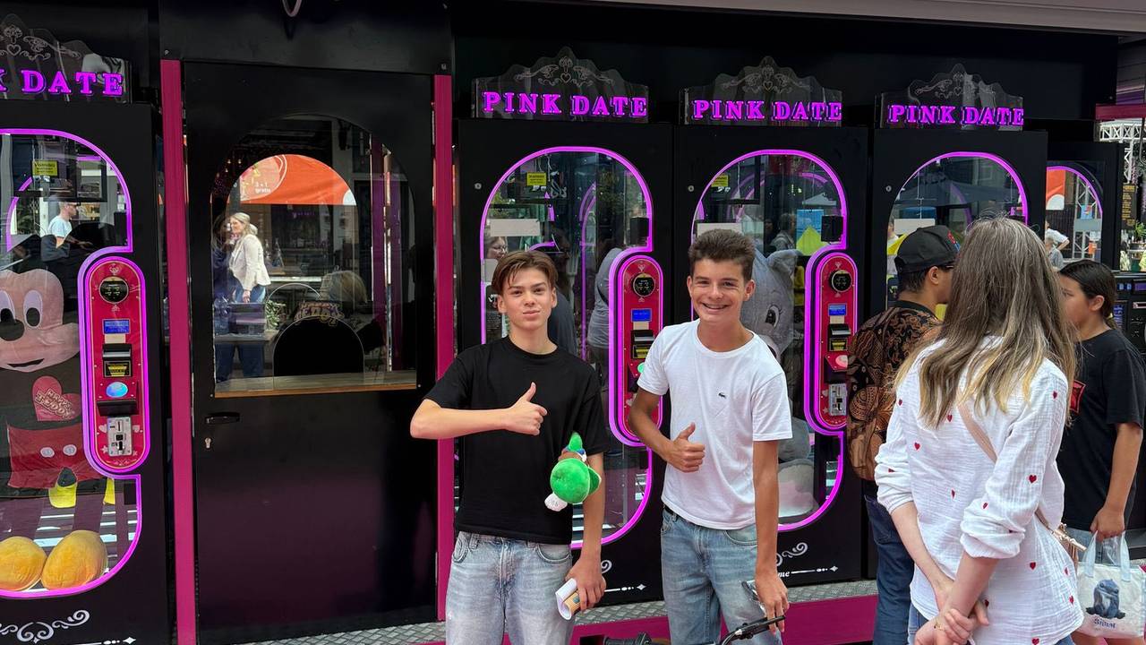 Deze jongens wonnen een mini motor bij de automaat (foto: Facebook Happy Teddy& Sascha’s Pink Date).