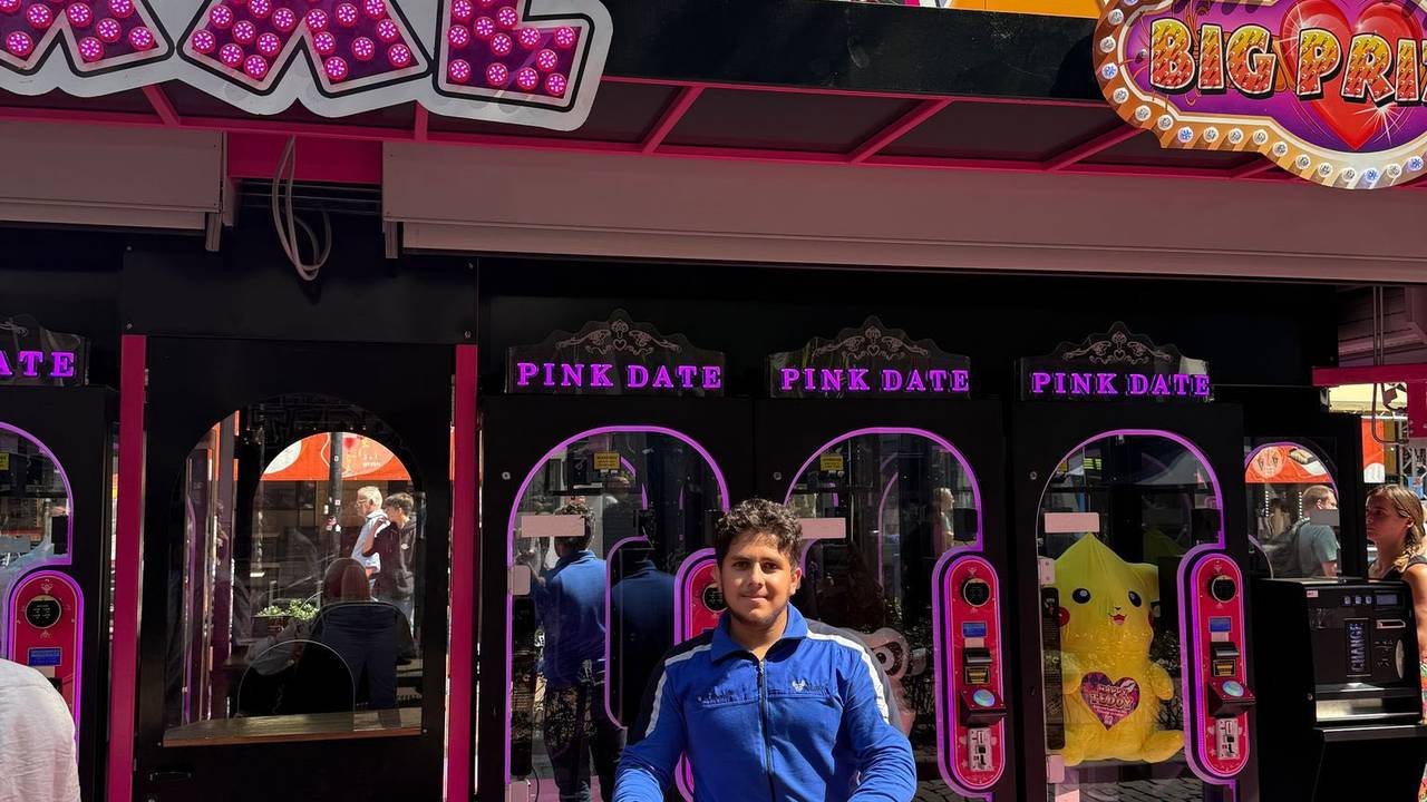 Deze jongen won een elektrische step (foto: Facebook Happy Teddy& Sascha’s Pink Date).