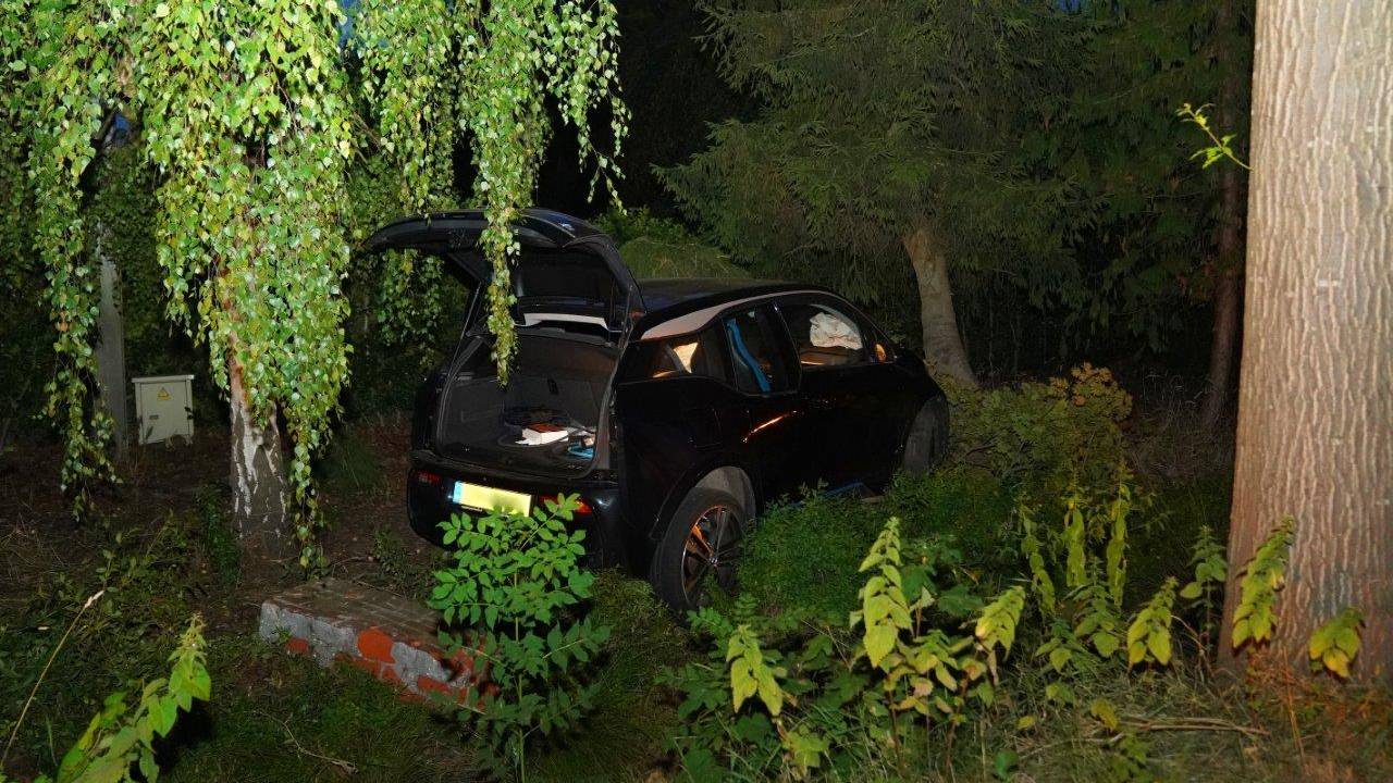Auto crasht, rijdt lichtmast omver, botst op muur en eindigt in tuin