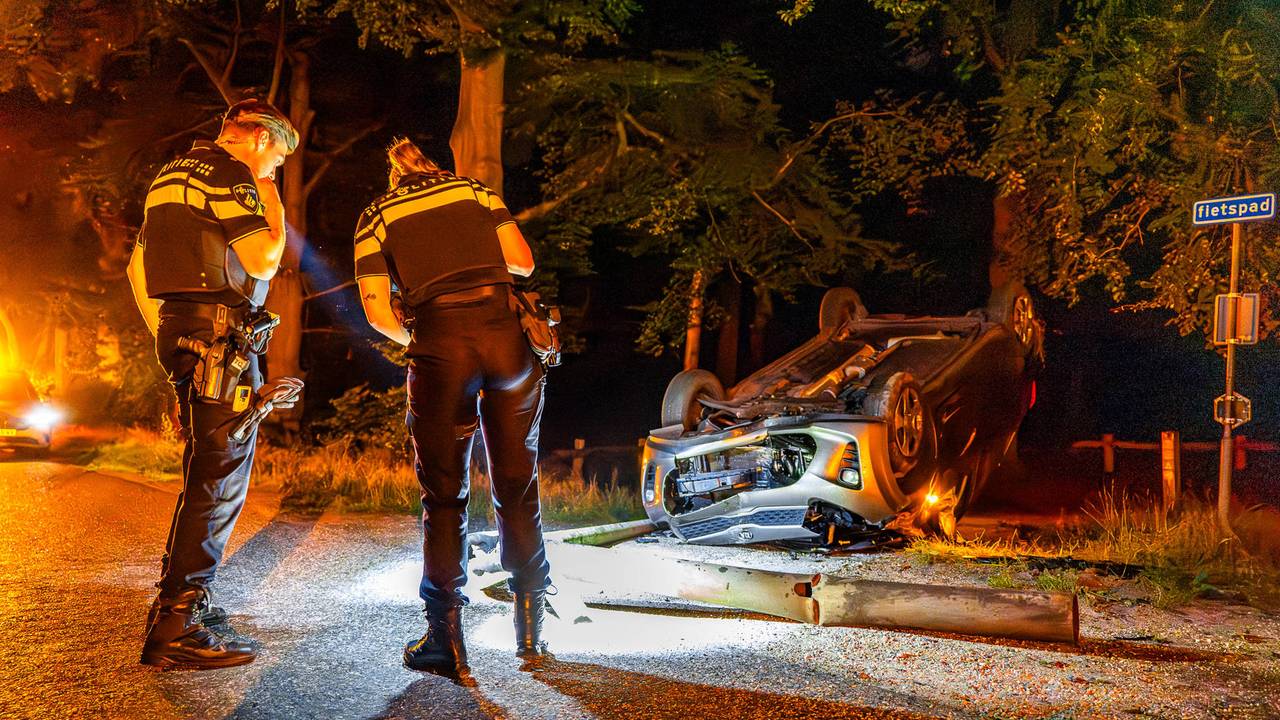 Auto raakt lantaarnpaal en slaat over de kop, bestuurder naar ziekenhuis