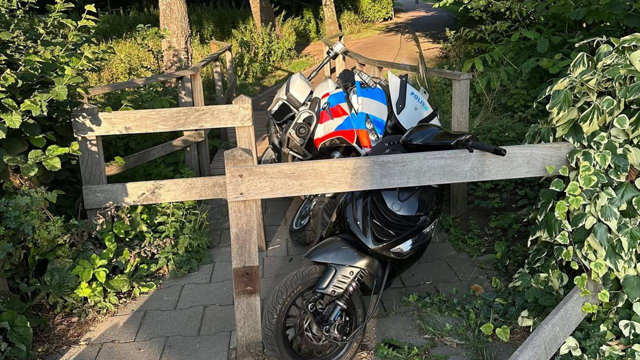 De motoragent heeft de scooterrijder klemgereden (foto: Politie/Instagam).