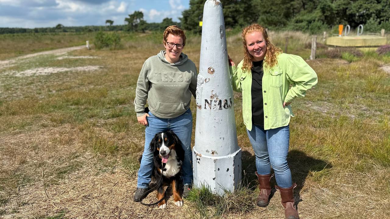Maud (links) en Sofie (rechts) bij de grenspaal in Bergeijk (foto: Floortje Steigenga).