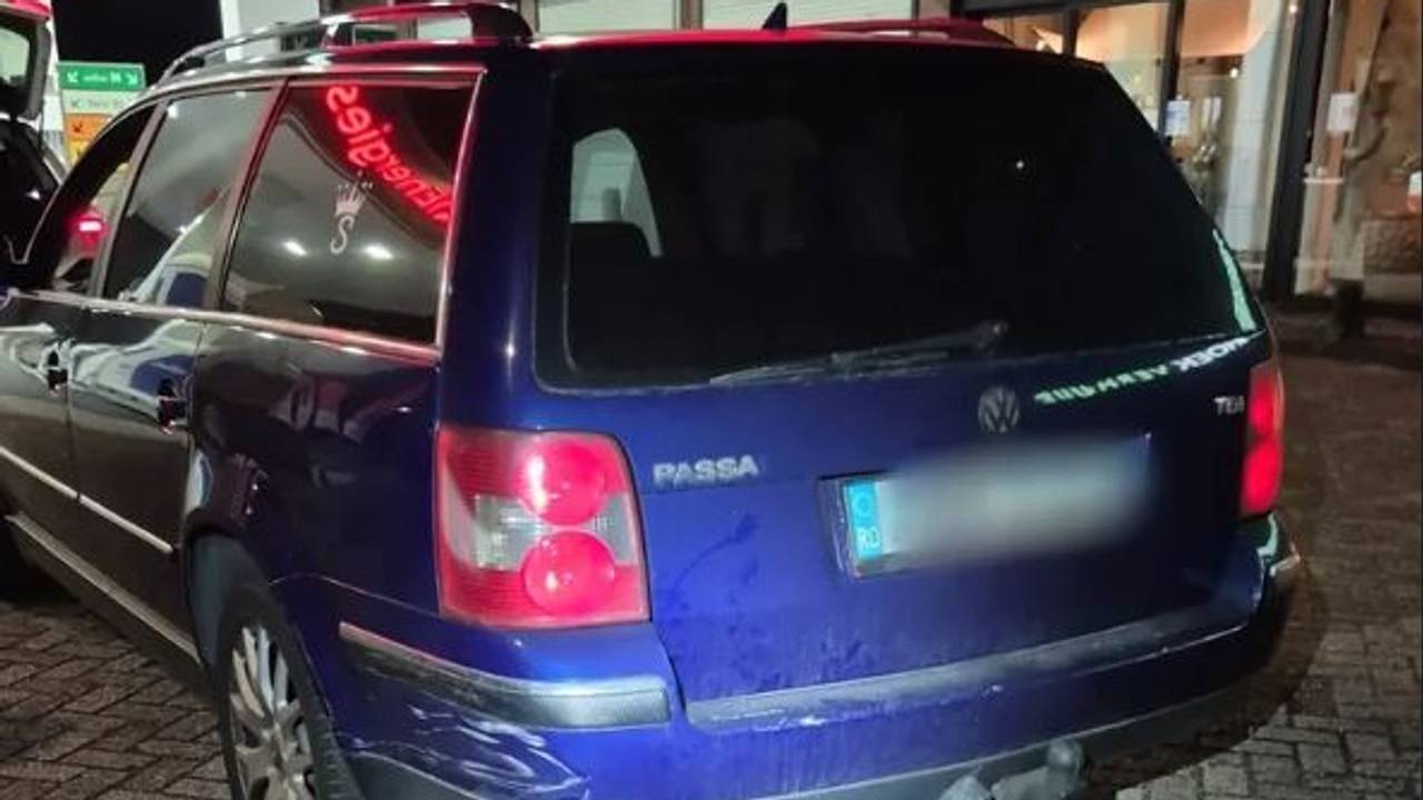 De kapotte auto (foto: verkeerspolitie_zwb/Instagram).