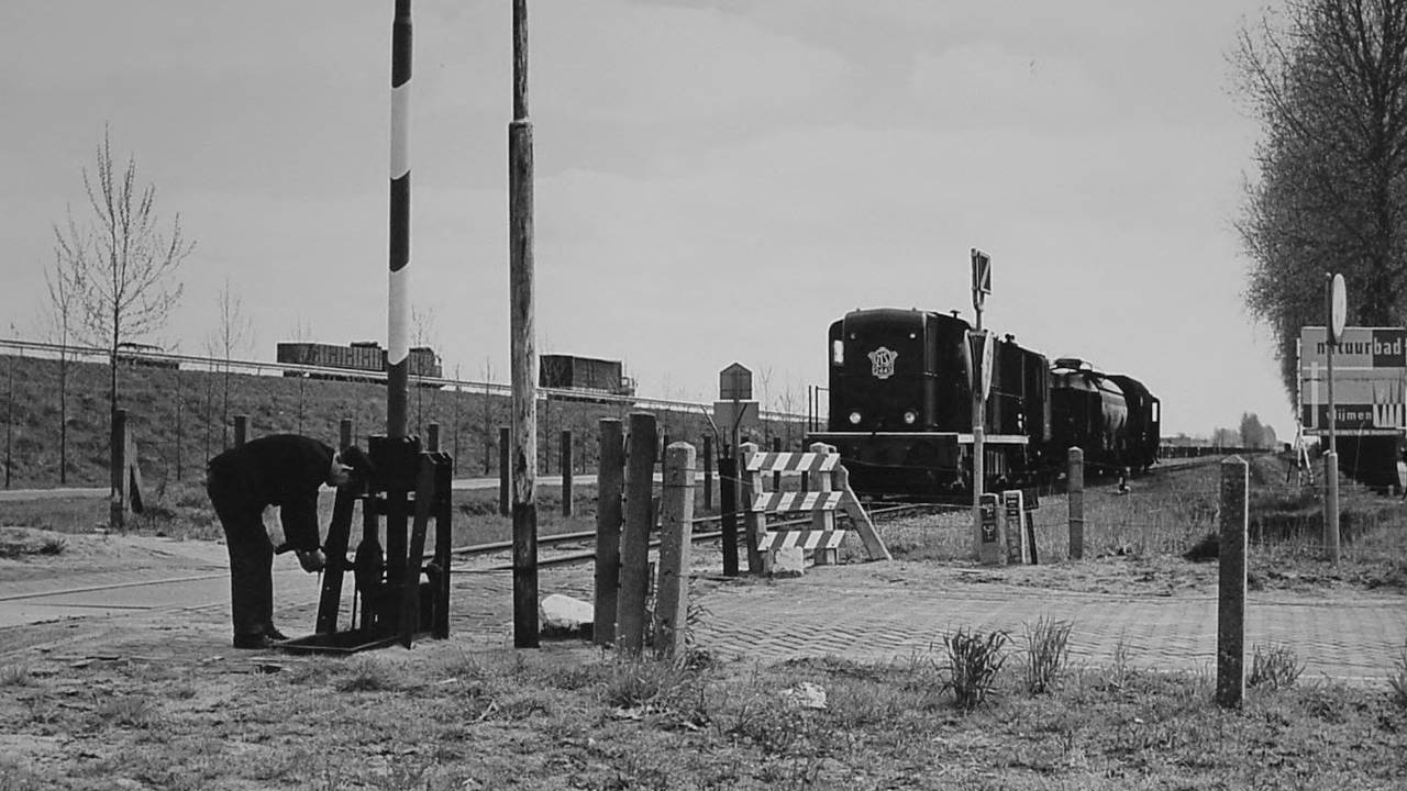 Een van de laatste treinen, het gaat om een sproeitrein die gif spoot om de rails vrij te houden, gaat in 1972 over het spoor (foto: Ton Feijen).