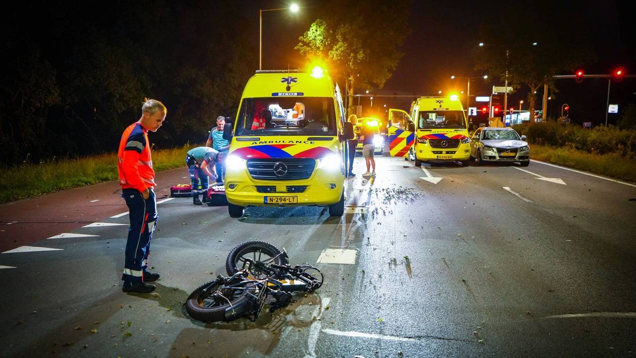 Vrouw op fatbike in kritieke toestand na aanrijding met auto.