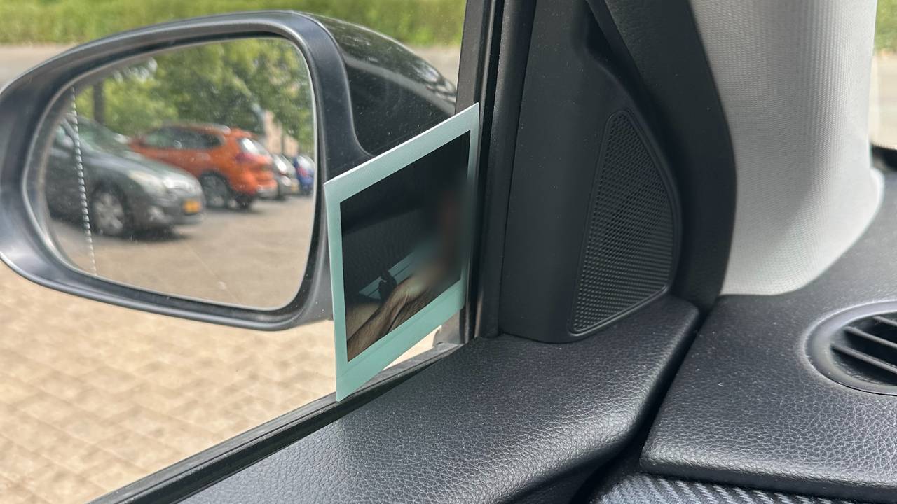 De vrouw zag de dickpic op de zijraam van haar auto.