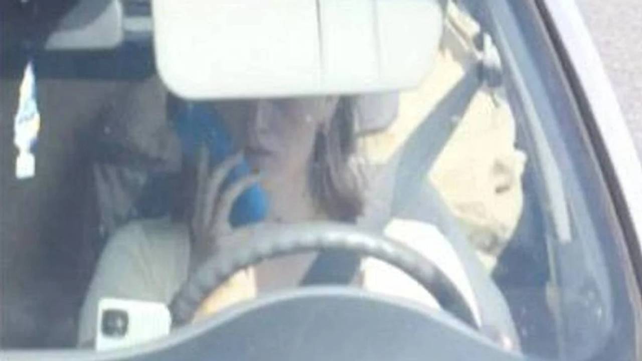 Floortje met een icepack, linksonder haar telefoon (foto: CJIB).