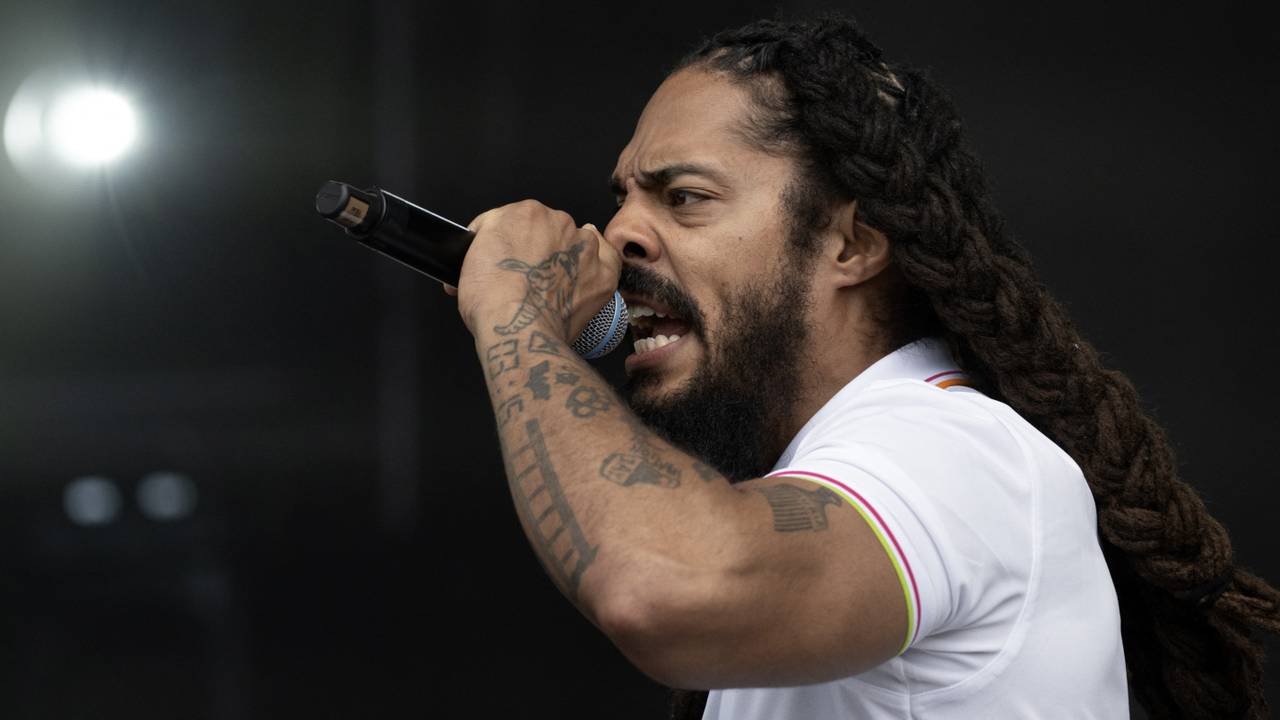 Bob Vylan tijdens Glastonbury Festival (foto: ANP).