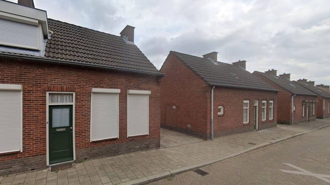 De huizen aan de Dwarsstraat zijn zo verouderd dat ze eigenlijk gesloopt moeten worden (foto: Google Maps).