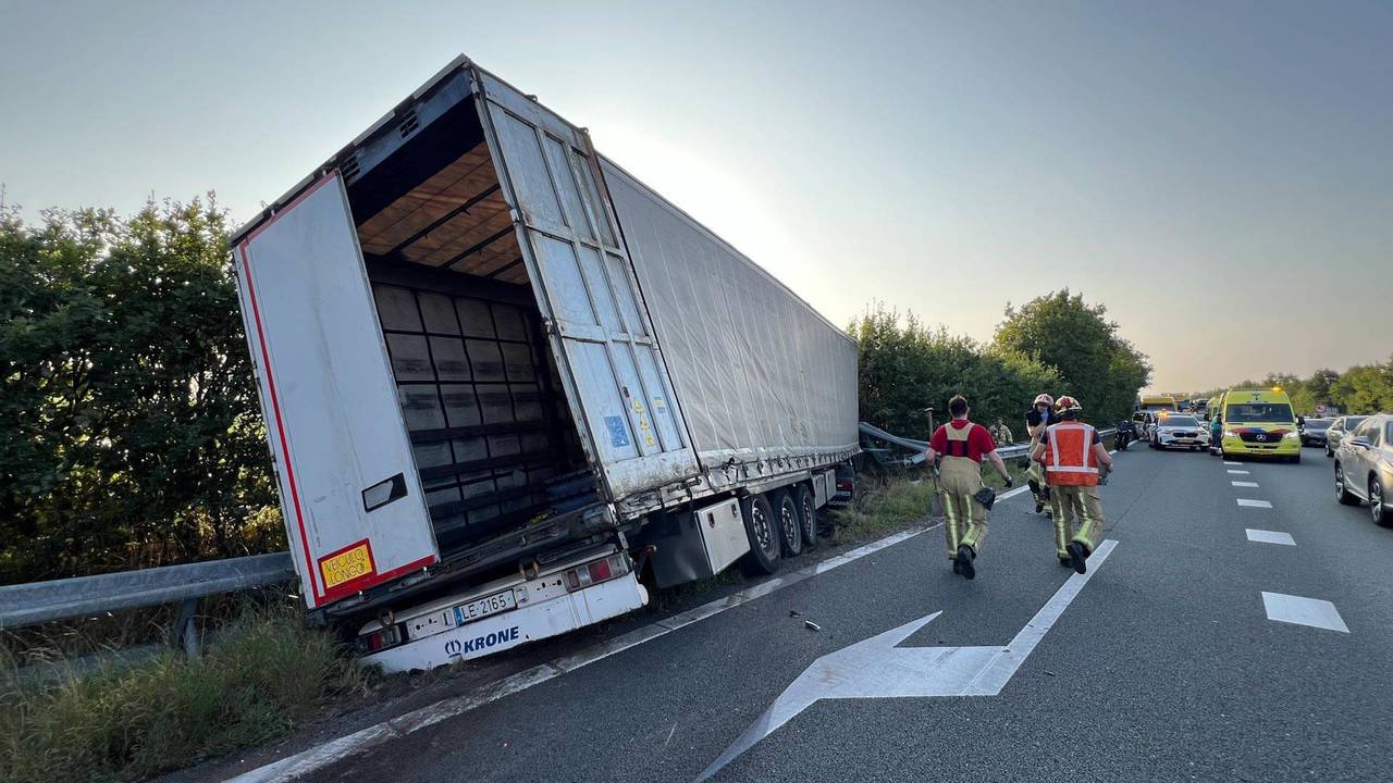 2 gewonden bij vrachtwagenongeluk A2: veel auto's geraakt, weg lang dicht