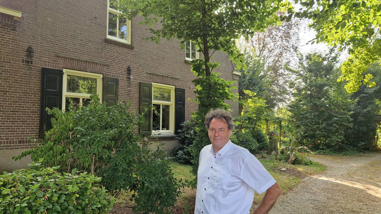 Bernard Vissers bij de boerderij die in 1926 werd opgetrokken na de stormramp (foto: Henk van Ingen/Omroep Brabant).