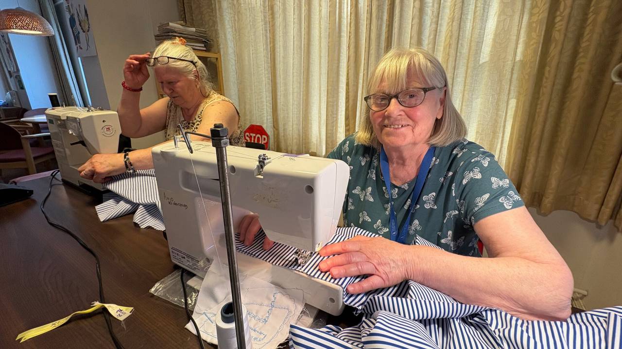 Oekraïense vrouwen uit Eindhoven maken onderbroeken voor soldaten in hun thuisland (foto: Floor Foole).
