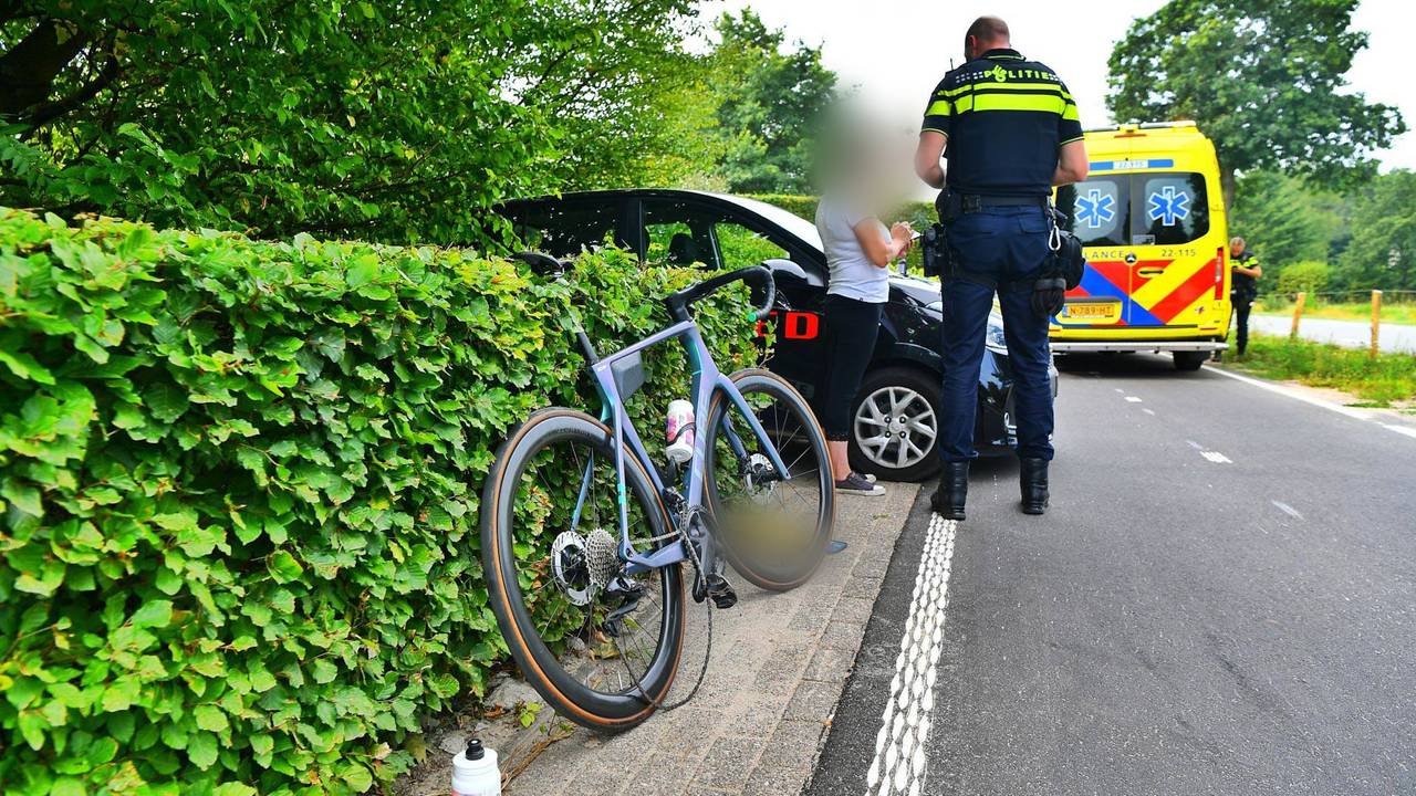 Wielrenner zwaargewond bij ongeluk met auto.