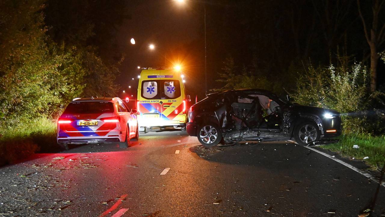 Auto crasht: weg vol brokstukken, bestuurder gewond