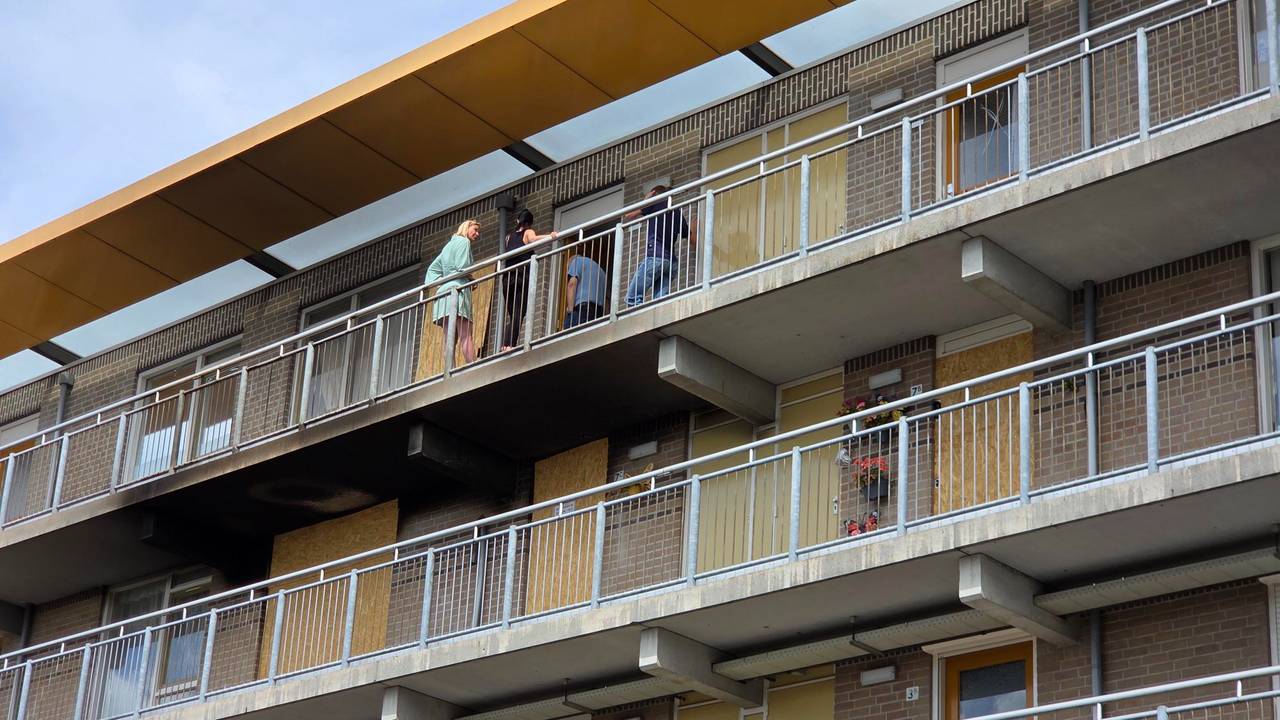 Vrijdag keerden bewoners (even) terug naar hun appartement (Foto: Noël van Hooft).